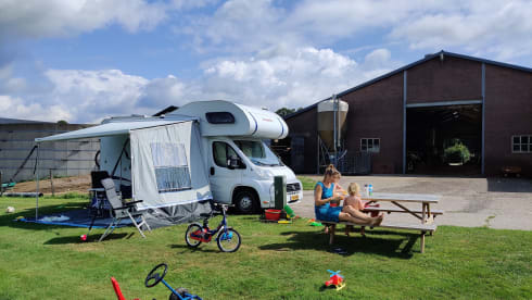 Widely equipped 4p Fiat Dethleffs with double bed, bunk bed.