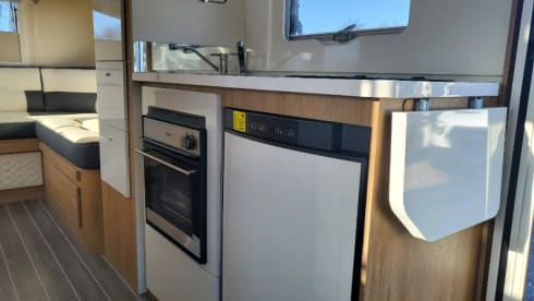 Auto Roller 747 – 2024 Roller Team Auto Roller 747 automatic six berth + six seatbelts 