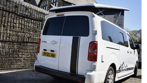 Toyota Vivaro LWB 2021 a 4 posti letto - Nuova conversione