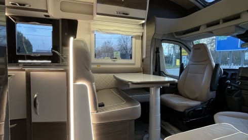5p Ford bus uit 2024 MClouis CARAT 