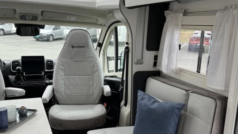 Benimar met queensbed, grote keuken en electrische fietsendrager