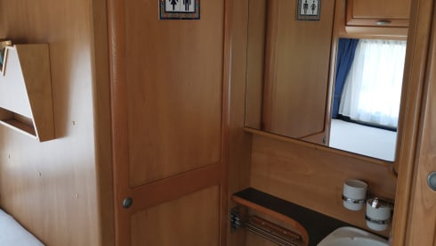 B574 met dubbele bodem  – 4p Top Hymer with good French beds