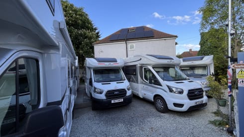 2025 Roller Team 707 Auto  – 5 sleeper/5 belts. Auto, bunks, large lounge  