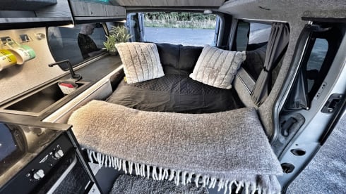 Van Damme – Renault traffic LWB luxury campervan ( 2 adults & pet friendly  )