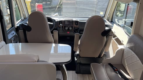 Modest – 5p McLouis Carat 873g integrated camper from 2021