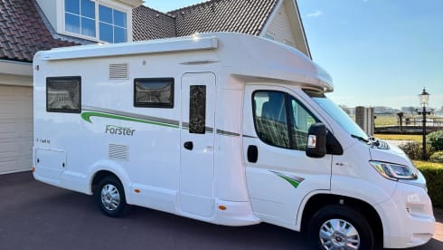 Compact luxury 4 pers. camper 2021 with lots of living space. Euro6 / 140hp 