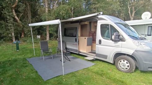 Avanti La Strada – Luxury Bus Camper | 4 sitting/3 sleeping | Kitchen/Toilet/Motorcycle air conditioning/Bicycle carrier