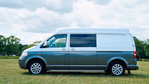 Mellow Yellow – Luxury VW T5 Camper with Large Bed & Luxury Black and Yellow Interior