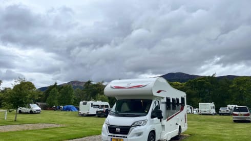 Super camper with 5 fixed beds! 2023