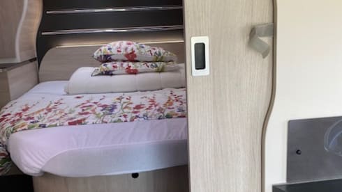 Geniet van ‘Camper Exclusief’ 💃🏻 – Super cool Camper CHAUSSON with Queen size bed.