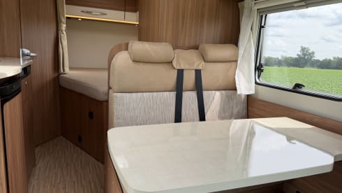 Compact! – Compact camper of 560 length with air conditioning Flash 02