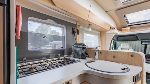 De luxe camper – 2 pers. Hymer Whiteline B600 with air conditioning semi-integrated from 2020