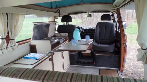 Choco! – Chocolate! Retro holiday bus for the ultimate road trip!