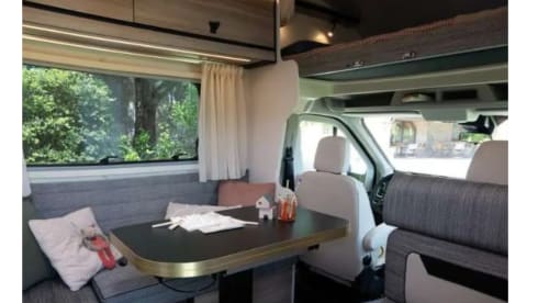 Familie camper – 6p Ford alcove uit 2026