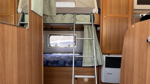 5 person comfort on wheels bunk bed, air conditioning and solar panel 