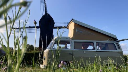 HIPPIECAMP – Retro Volkswagen camper with 4 sleeping places