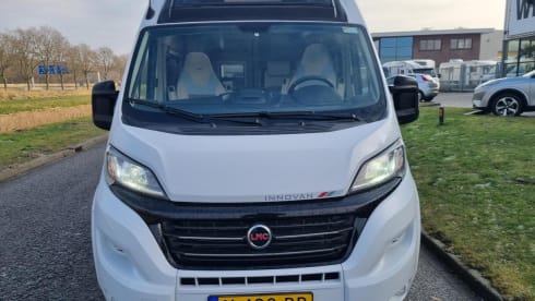 Luxe LMC buscamper voor twee met automaat en panoramadak