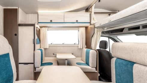 Family – Brand new 7-person alcove camper with bunk beds
