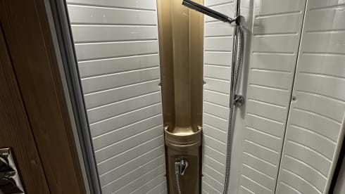 Jelle  – 4pers burstner semi-integrated with queen bed