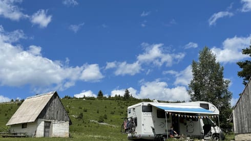 Light and spacious family camper with bunk beds