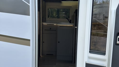 Location de camping-car semi-intégré de luxe Benimar – automatique – 5 places – 2026