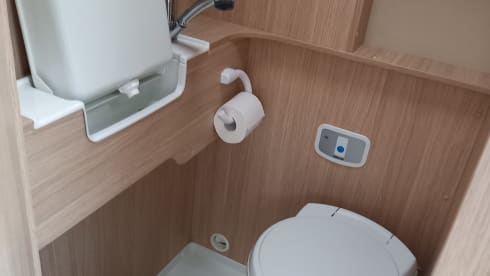 Road Camp – Neat "Feel Free" Pössl camper van from 2018