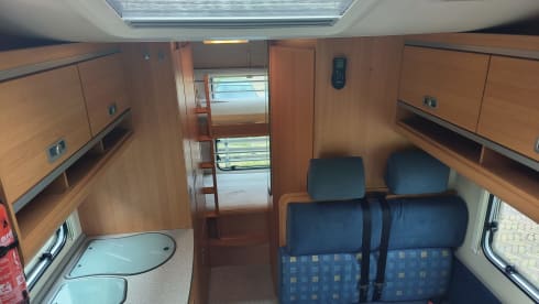 Vinny – Go on an adventure with our 6-person Camper - Ready for your trip!"