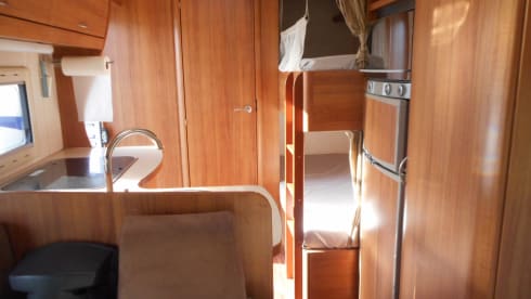 EASY 9 MOTORHOME HIRE JUST TURN UP AND GO