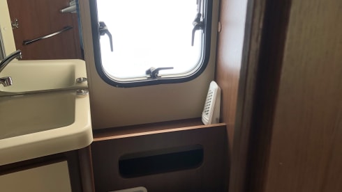 Luxurious spacious 6 person family camper with air conditioning (2x), garage and inventory.