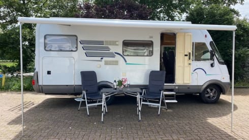 Beautiful camper with XXL garage and super layout!