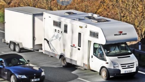 Speedy – Motorsport en Adventure - 7x7 garage en trekhaak voor 2500kg