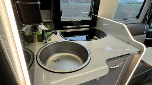 Mobilynn – Splinternieuwe McLouis Carat integraal 870 (4p)