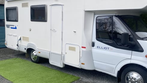 Elliot – Spacious 5-person Ford Trigano Elliot