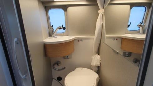 De Grijze XL – Hymer Bus Camper. 4 pers. Automatic 2020