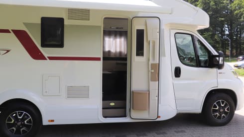 Roadhouse camper naam roadsurfer – 4p Roller Team semi-integrated from 2021