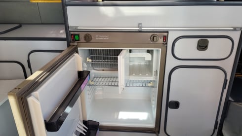 CHICO – cozy, neat, canary yellow oldtimer VW T3 for rent!