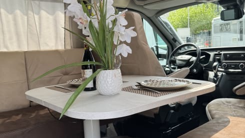 De Comfort Cruiser – 4p Benimar Tessoro 497 T QUEENS BED + LIFT BED AUT.