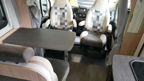 Sunlight T58, Compact 6-meter Semi-Integrated with French bed!