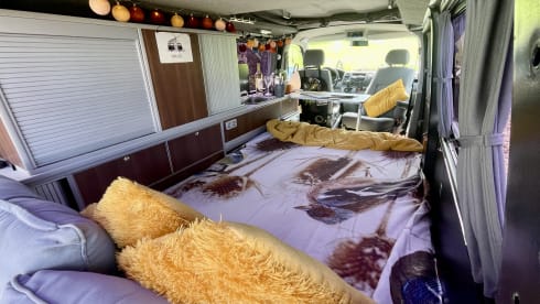 Bommeltje VW T5 met extra ruime leefruimte door verlengde versie. Uniek in de verhuur!  – VW T5 extended version with large lifting roof  