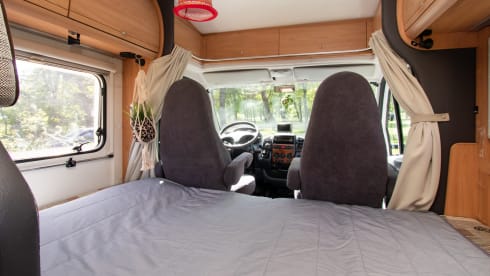 Paleisje99 – Camping-car Bürstner (2004) complet et puissant, avec 4 ceintures de sécurité et 3 couchettes.