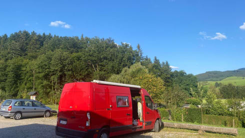 Off-grid campervan met twijfelaar stapelbed!