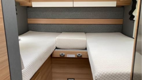 P-599-LP – Luxurious and comfortable Dethleffs 6812 Just 90 with single beds
