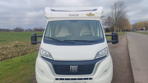  Cozy (family) camper semi-integrated - 4 persons (new 2023) 