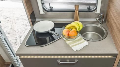 YN24 AWW - 6 berth Weinsberg 600 DKG Romford 