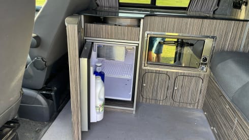 Dora the Explorer – VW Transporter Campervan | Sleeps 4 | Pop-Top Adventure Van