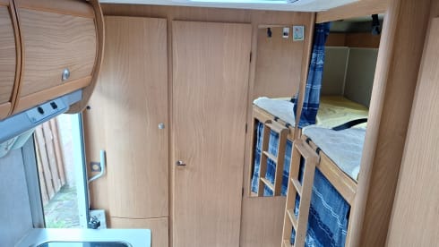 Familie camper met 6 gordels en 8 slaapplaatsen incl inventaris 