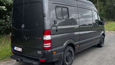 Luxury Off-Grid Mercedes Sprinter (3p) – Self-sufficient travel in style!