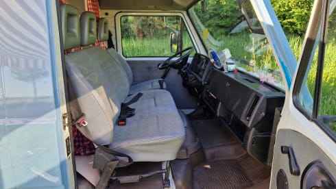 Nice Volkswagen bus camper, ready for adventure!