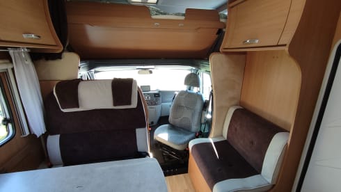 Diesel de roze schaats (kids zijn creatief 😄) – Comfortable and complete 6p alcove camper