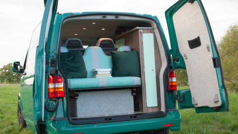 Pretty Green – Volkswagen campervan met 2 slaapplaatsen uit 2006